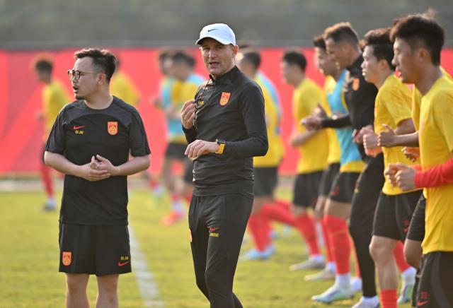 开云官方网站-3上3下？国足增援军团凌晨到位 后防重组难为扬科