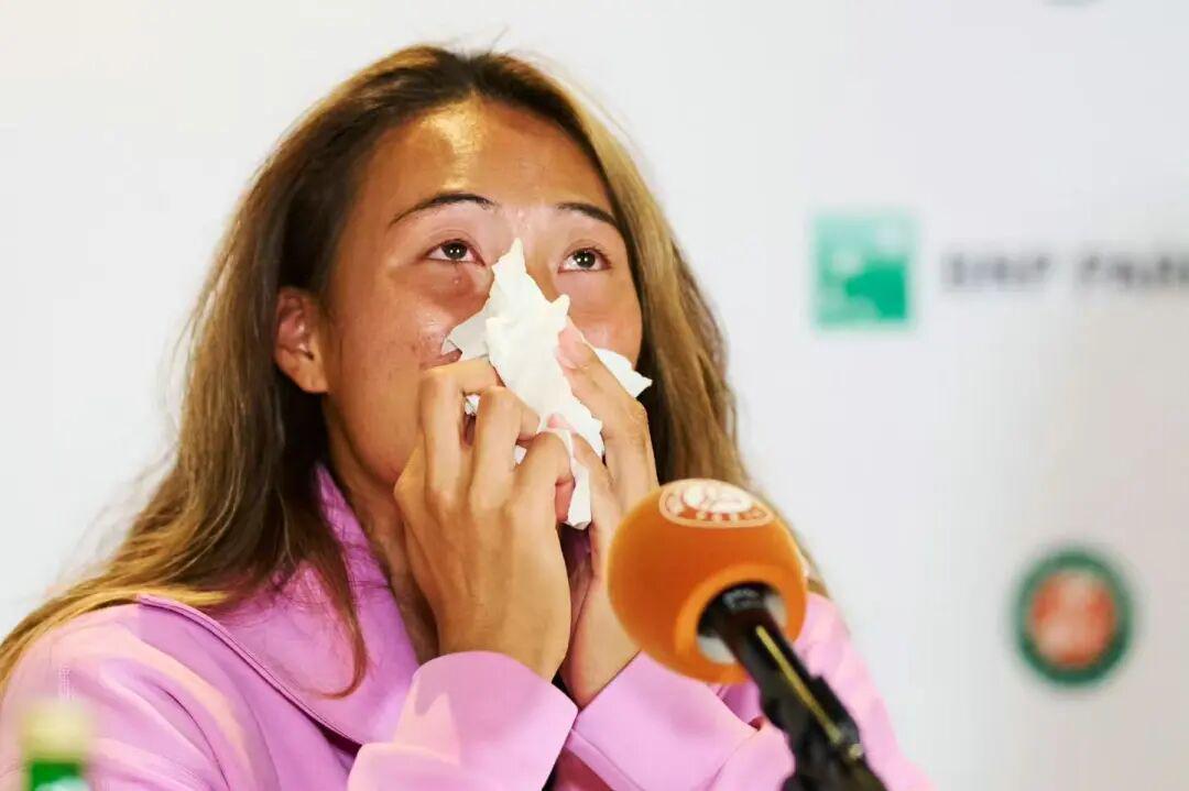 开云登录入口-一轮游！2026法网女单首轮：郑钦文0比2出局 泪洒发布会